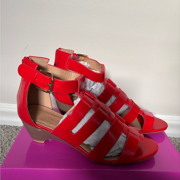 New in box coral wedge sandals - Picture 2 of 3